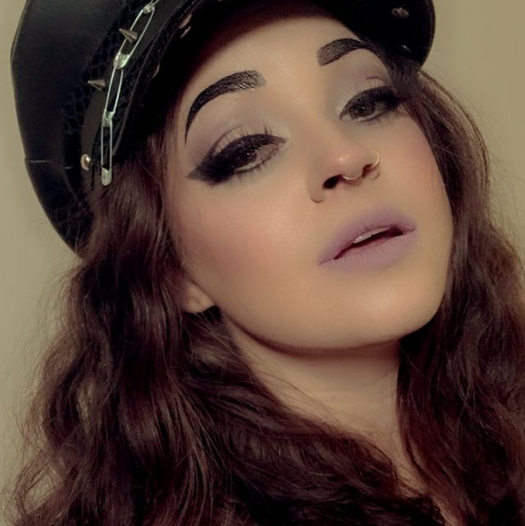 Meet your Posher, Angela - Picture 1 of 3